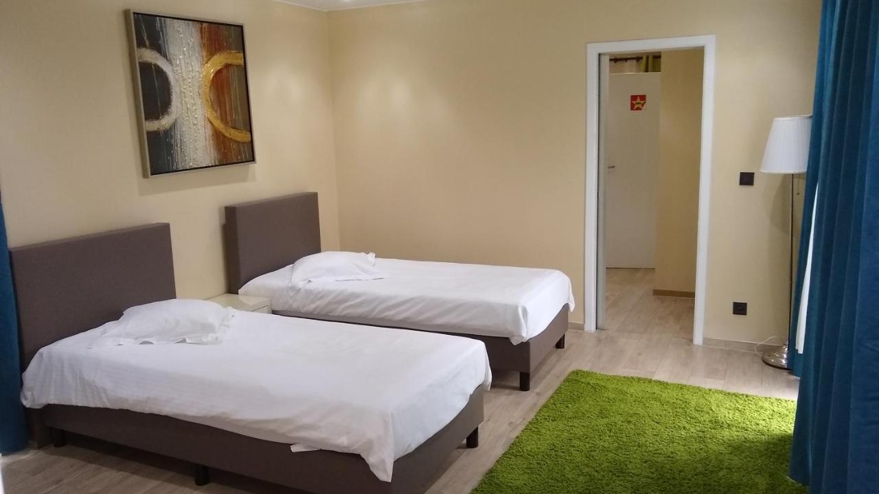 Hotel Phenix Дилбеек Екстериор снимка