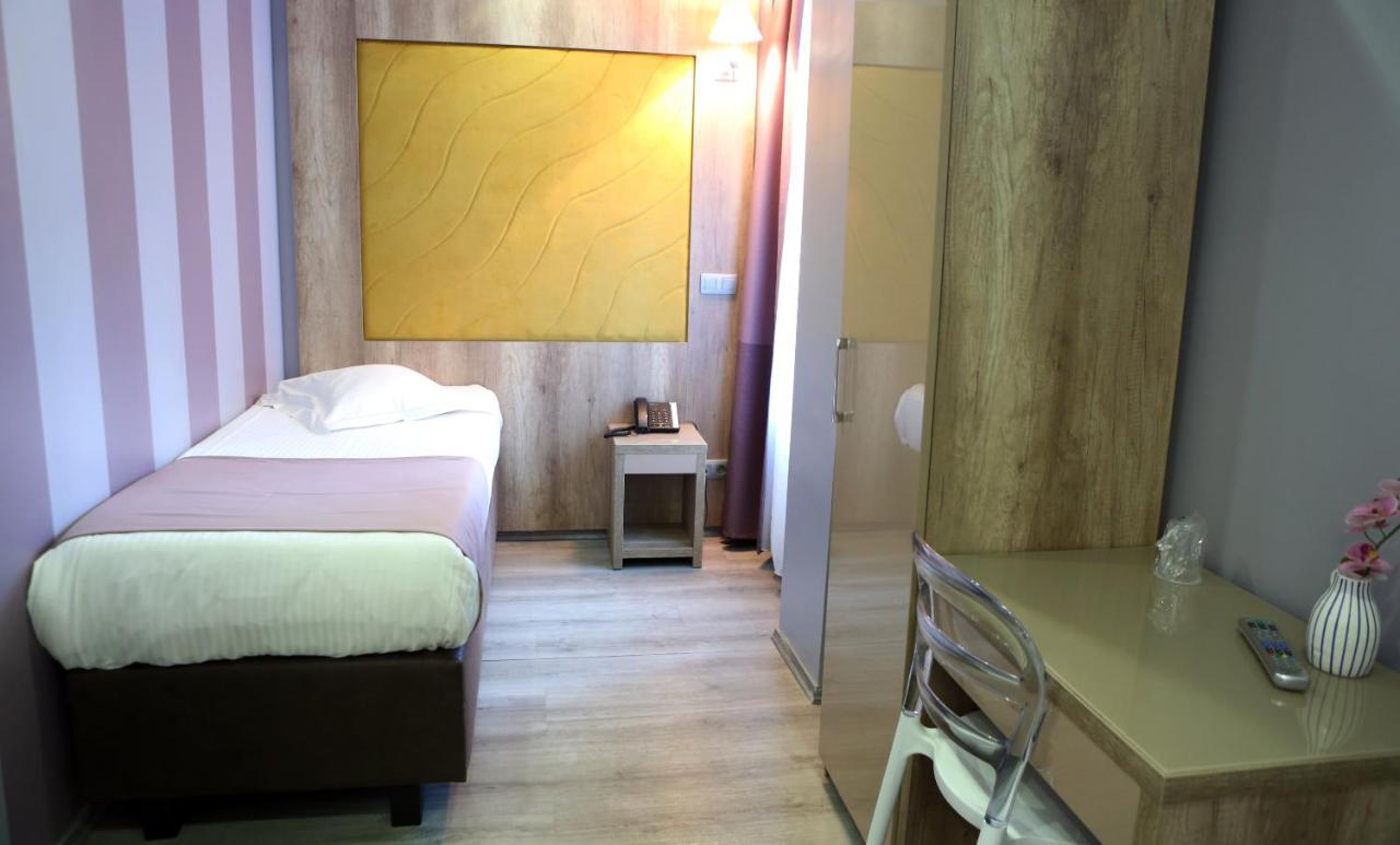 Hotel Phenix Дилбеек Екстериор снимка